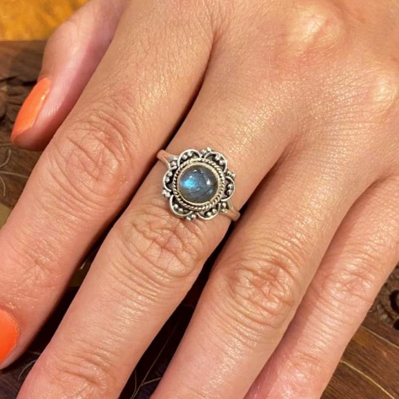 labradorita-gema.jpg Anel feminino Indiano Prata 925 Mandala e Labradorita